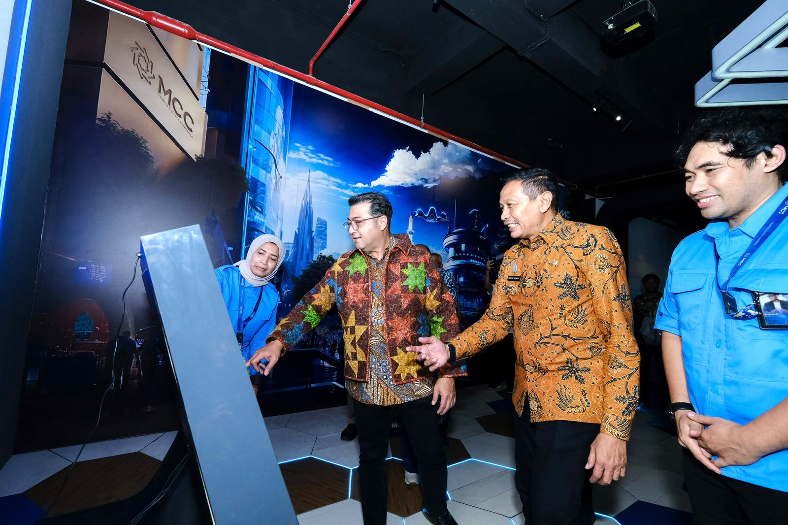 Menekraf Teuku Riefky Harsya saat mengunjungi Malang Creative Center dalam rangka pendukungan Kota Malang sebagai bagian dari UCCN. (SinPo.id/Kemenekraf)