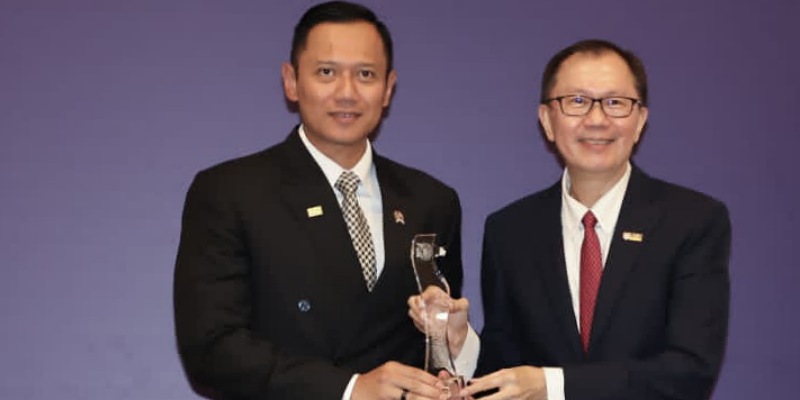 Prosesi penyerahan penghargaan dari Nanyang University kepada Menko AHY (Sinpo.id/Tim Media)