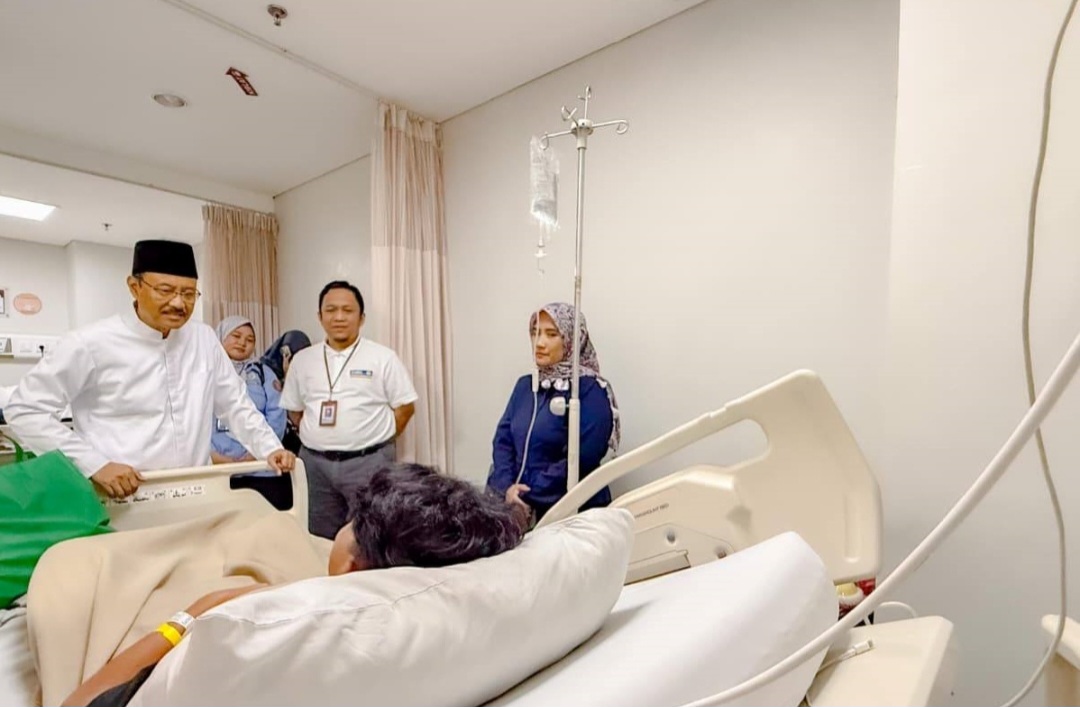 Mensos Gus Ipul Jenguk Korban Ledakan SMAN 72 (SinPo.id/Kemensos)