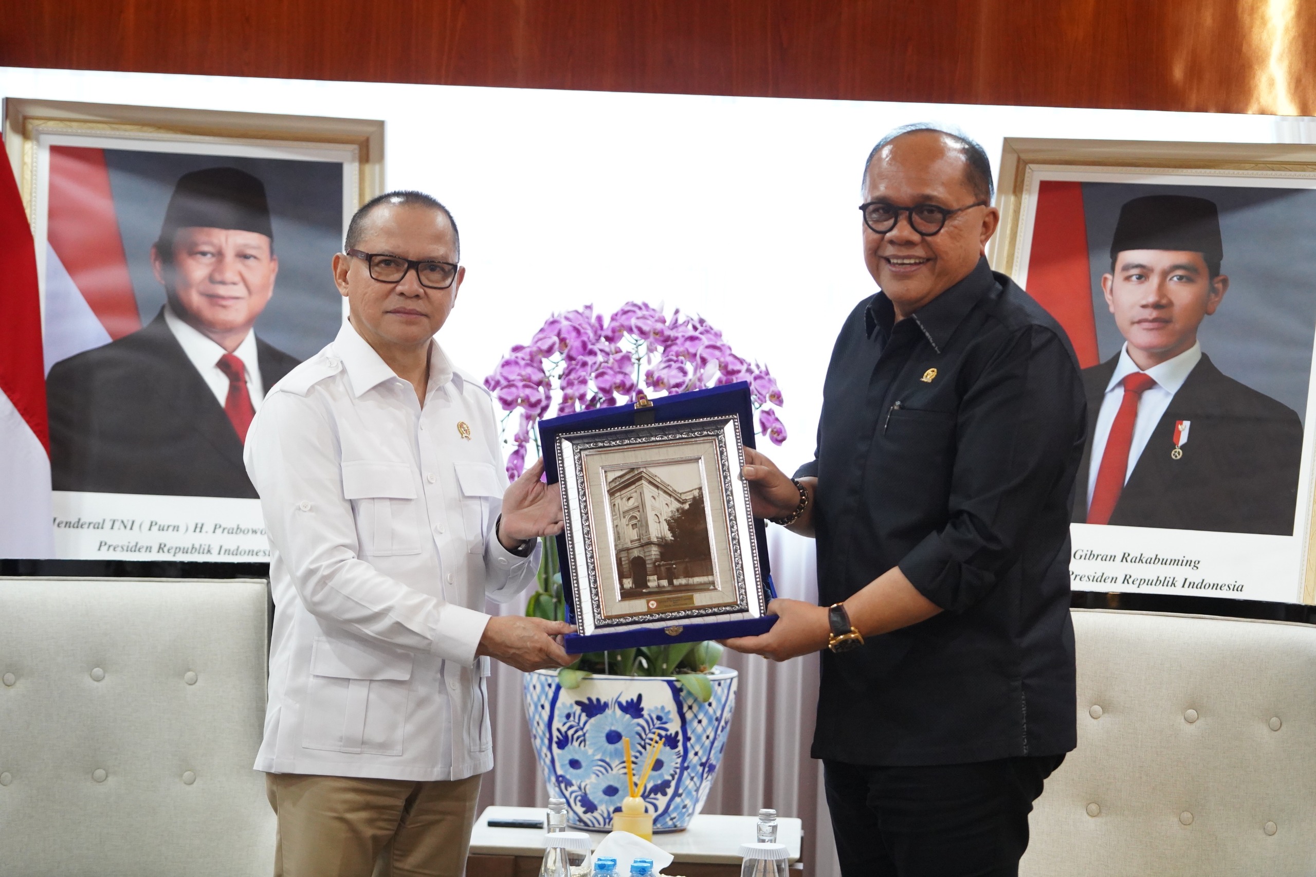 Menteri P2MI Mukhtarudin dan Dubes RI untuk Italia Junimart Girsang. (SinPo.id/dok. KP2MI)