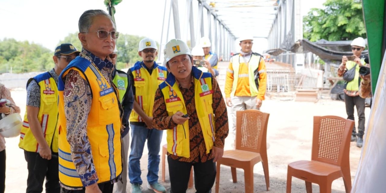 Menteri PU Dody Hanggodo meninjau pembangunan Duplikasi Jembatan Manyar. (SinPo.id/dok. KemenPU)