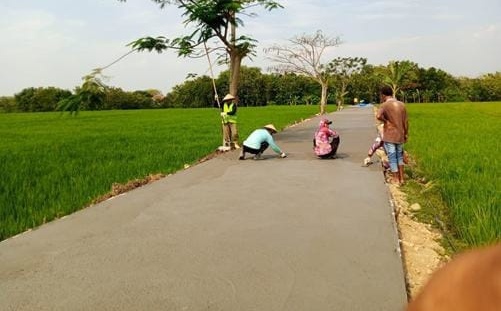 Ilustrasi pembangunan jalan menuju ke sawah. (SinPo.id/dok. KemenPU)
