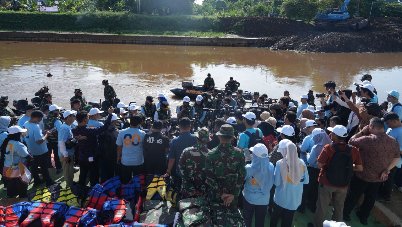 Menteri PU Dody Hanggodo dan Gubernur DKI Pramono menggelar kegiatan Susur Sungai Ciliwung. (SinPo.id/ Dok. KemenPU)