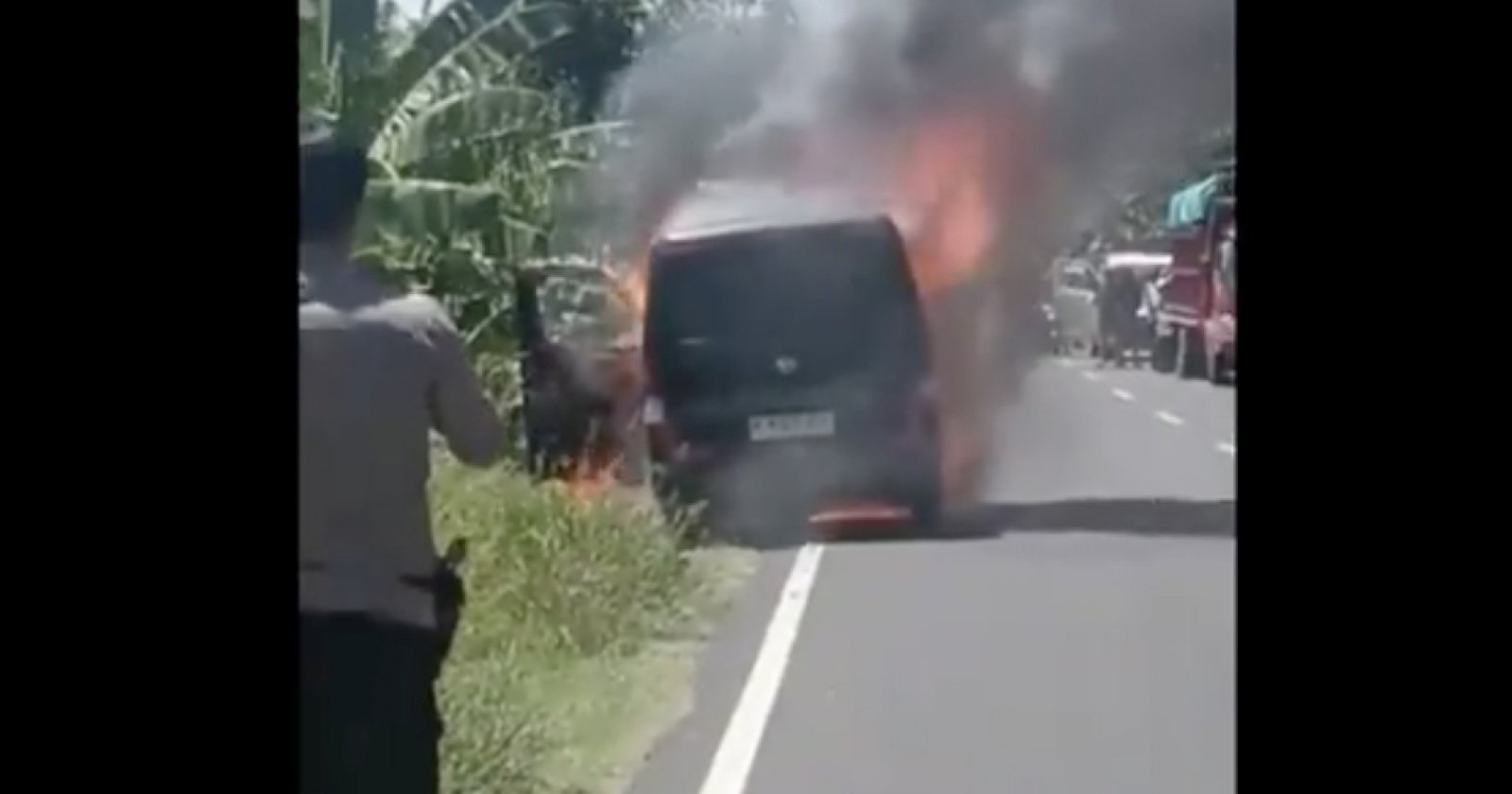 Mobil pembawa uang terbakar (Sinpo.id/X)