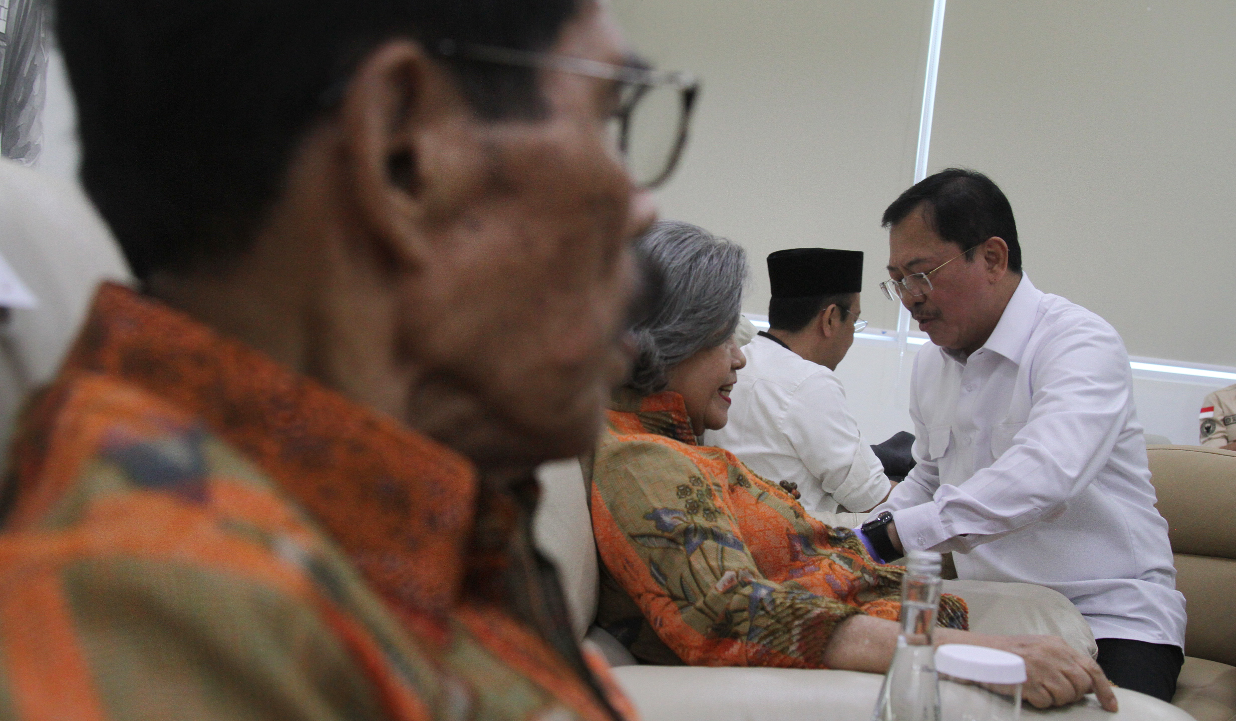 Dokter Terawan menangani pasien Immunotherapy Nusantara. (Agus Priatna/SinPo.id)