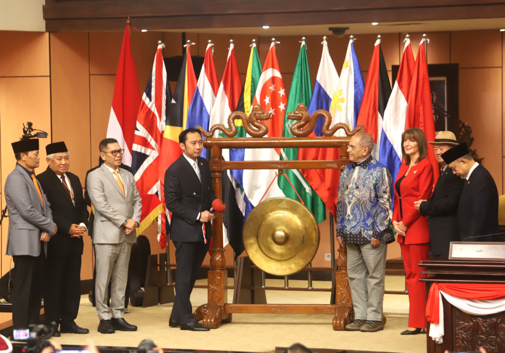 Wakil Ketua MPR RI Edhie Baskoro Yudhoyono resmi membuka World Peace Forum ke-9 di Gedung Nusantara V, Kompleks Parlemen (Ashar/SinPo.id)