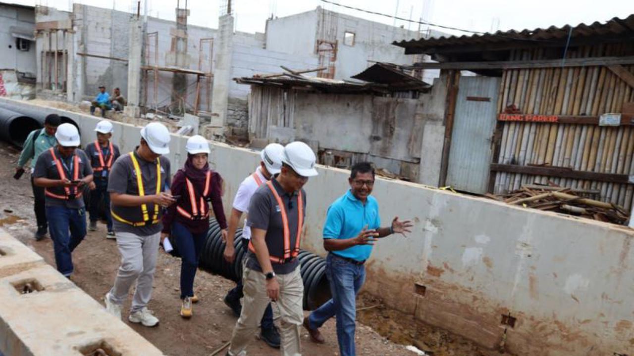 Direktur Utama PAM Jaya Arief Nasrudin saat meninjau pembangunan saluran air perpipaan di Muara Angke, Jakarta. (SinPo.id/Dok. PAM Jaya)