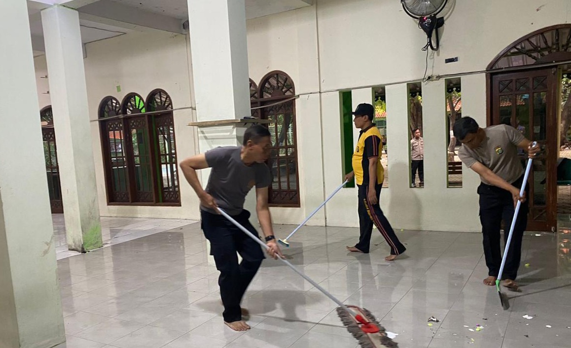 Anggota saat bersih-bersih di masjid terdampak ledakan di Jakut (SinPo.id/Dok.Polres Jakut)