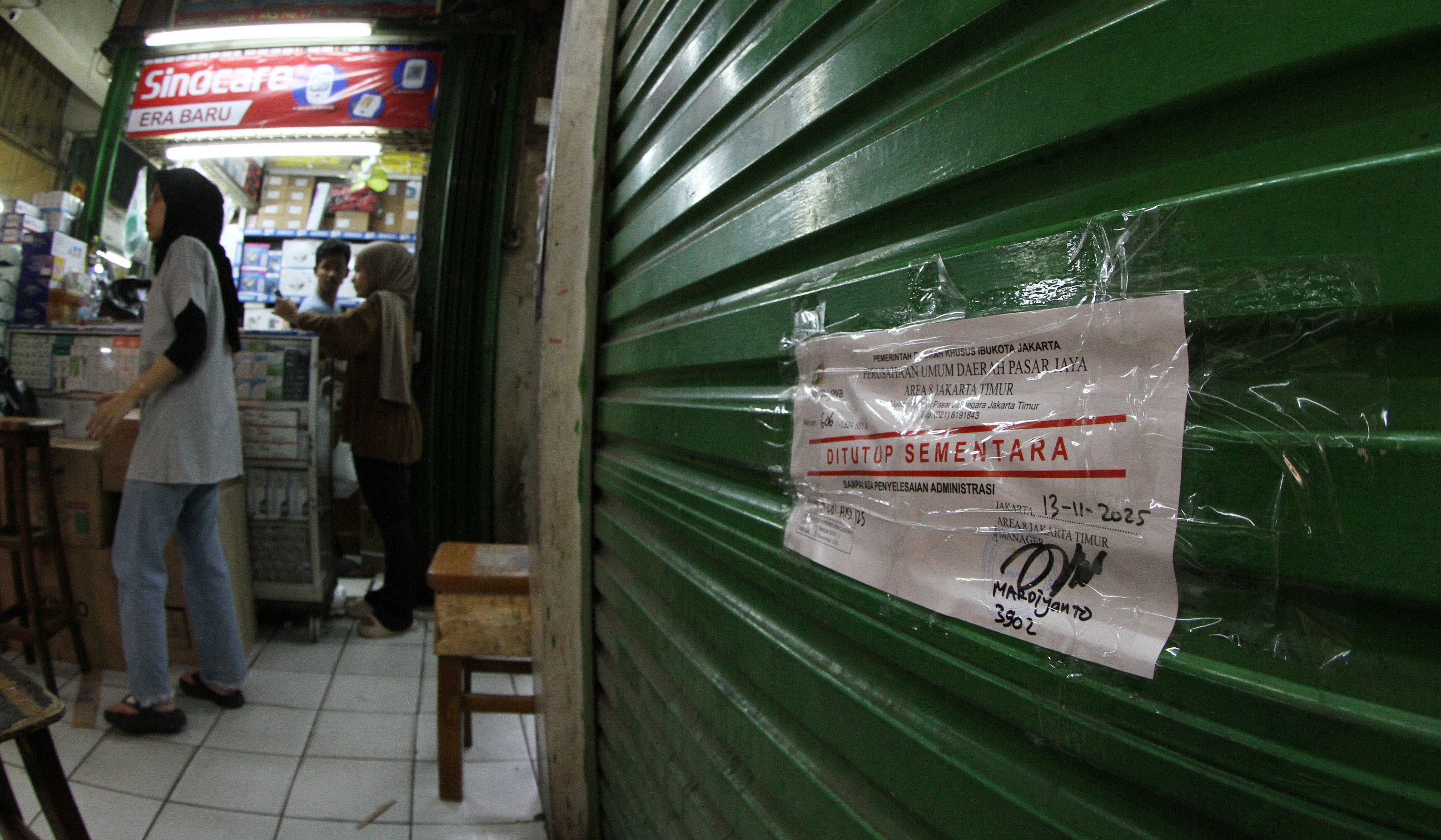 Protes pedagang Pasar Pramuka. (Agus Priatna/SinPo.id)