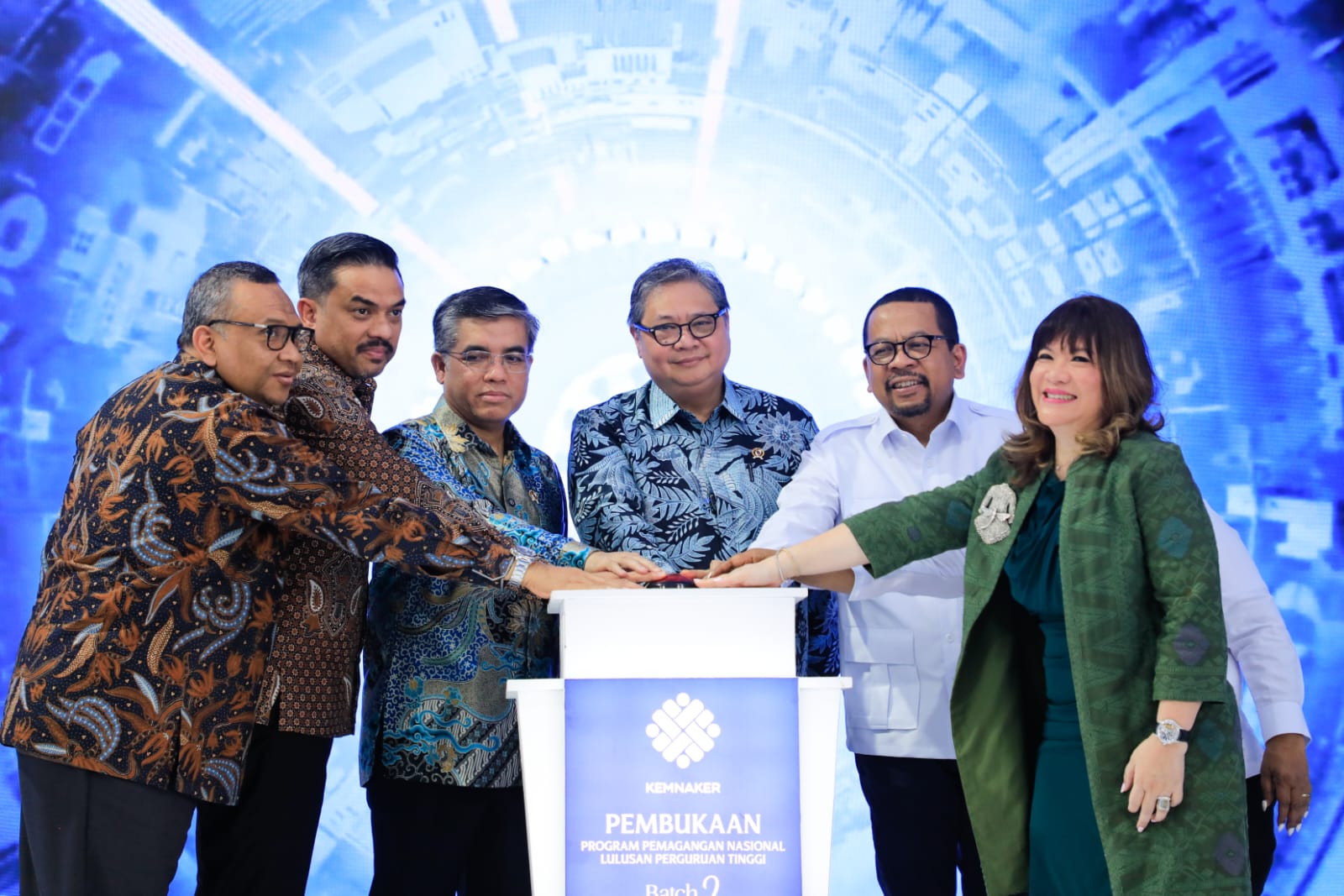 Menaker Yassierli dan Menko Perekonomian Airlangga Hartarto membuka Program Pemagangan Batch II (SinPo.id/ Dok. Kemnaker)