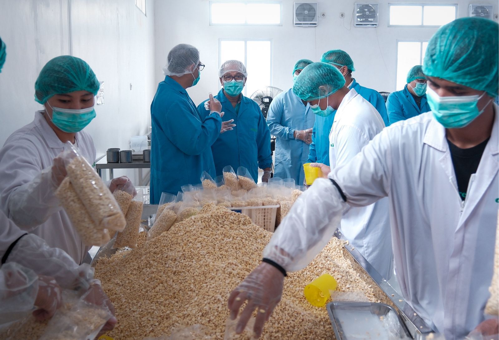 Ilustrasi pengolahan produk usaha tempe di Bogor. (SinPo.id/dok. Kememumkm)