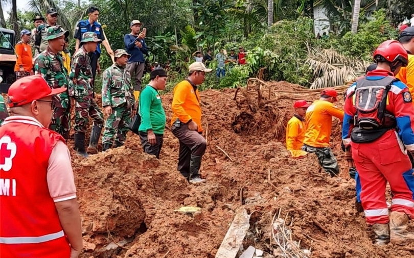 Tim SAR gabungan melakukan pencarian korban longsor di Desa Cibeunying, Cilacap. (SinPo.id/dok Basarnas Cilacap)