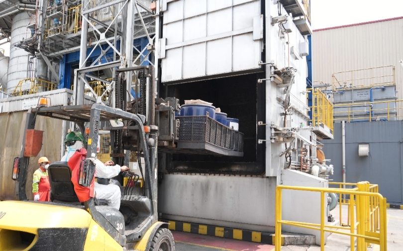 Ilustrasi petugas mengeluarkan udang dalam karton untuk dimusnahkan. (SinPo.id/dok. Badan Karantina)