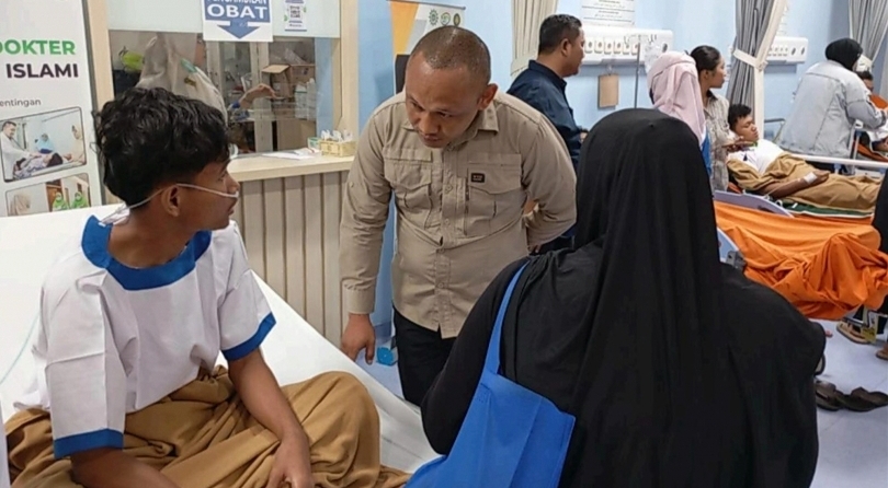 Kepala Kantor Wilayah Kementerian HAM  Jakarta, Mikael Azedo Harwito menjenguk korban ledakan di SMAN 72 (SinPo.id/Dok. Kemenham)