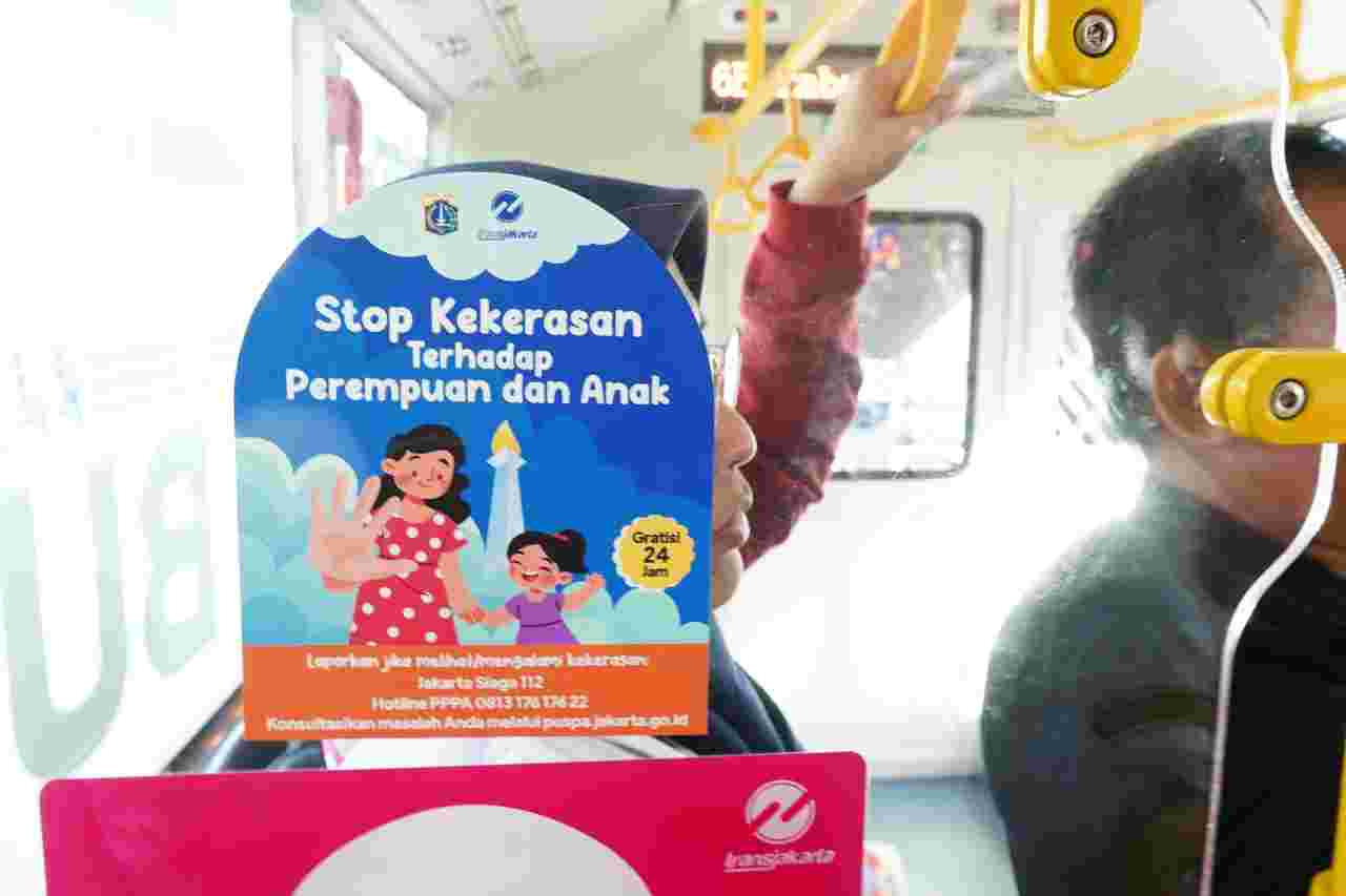 Stiker anti kekerasan di TransJakarta (SinPo.id/ Dok. Pemprov DKI)