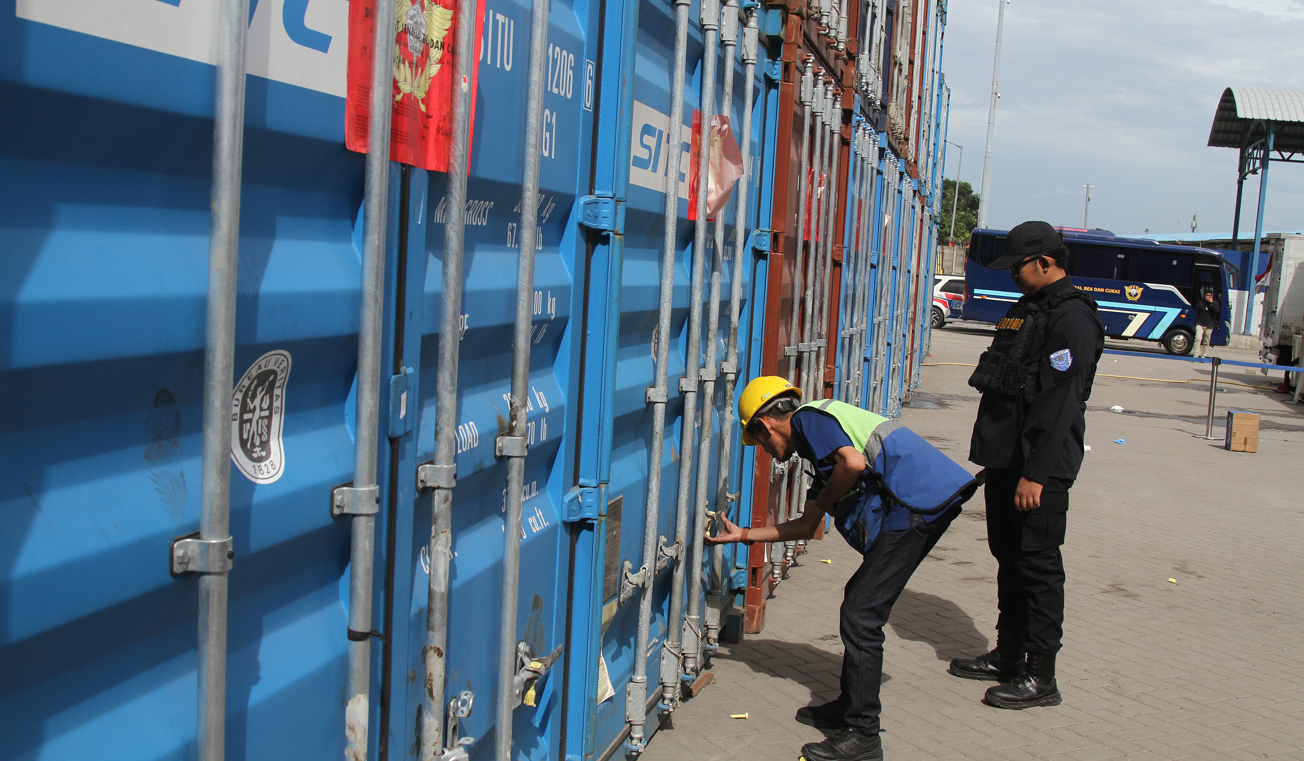 Pengungkapan kontainer isi CPO ilegal. (Agus Priatna/SinPo.id)