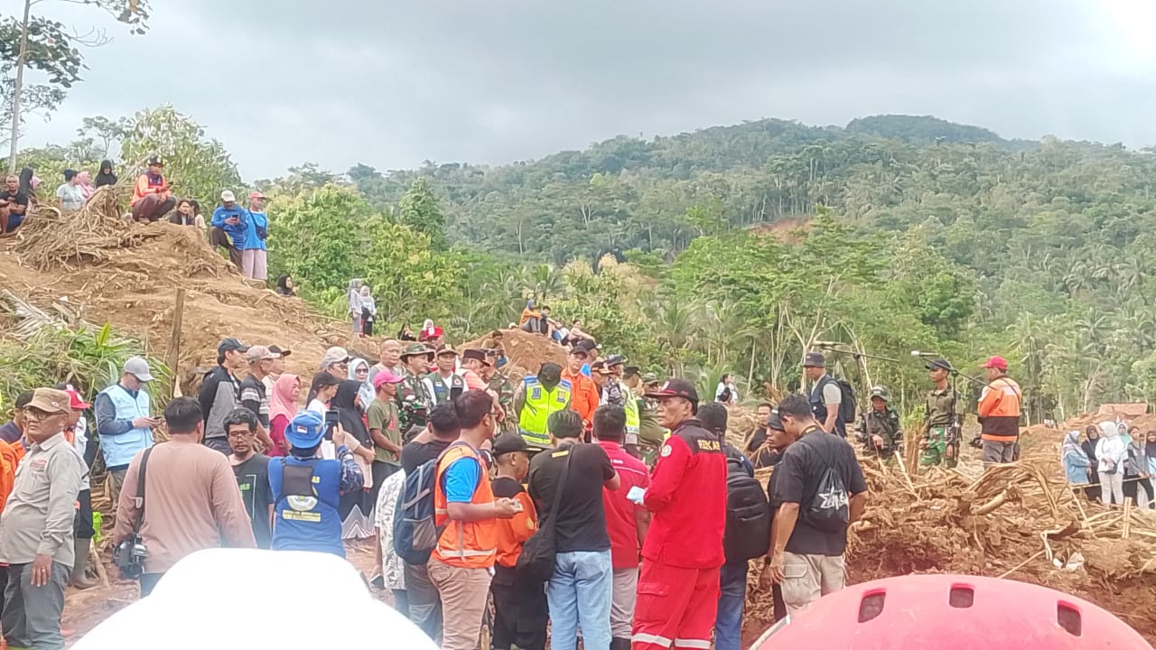 Ilustrasi pencarian korban bencana longsor di Cilacap. (SinPo.id/dok. KemenPU)