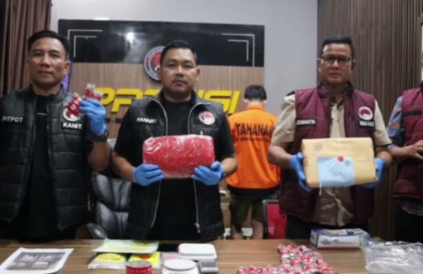 Konfrensi pers pengungkapan narkoba di Bekasi (SinPo.id/Dok.Polres Bekasi)