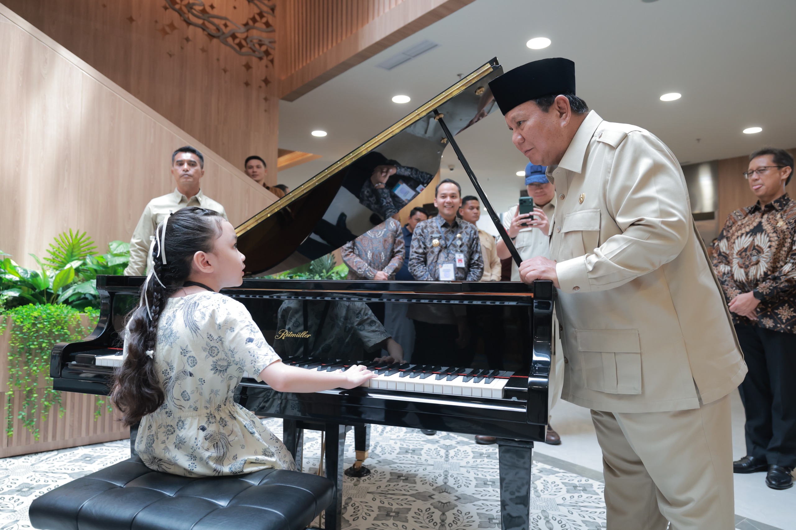 Pianis Cilik Usia 10 Tahun Curi Perhatian Prabowo Saat Peresmian RS di Surakarta (SinPo.id/Tim Media)