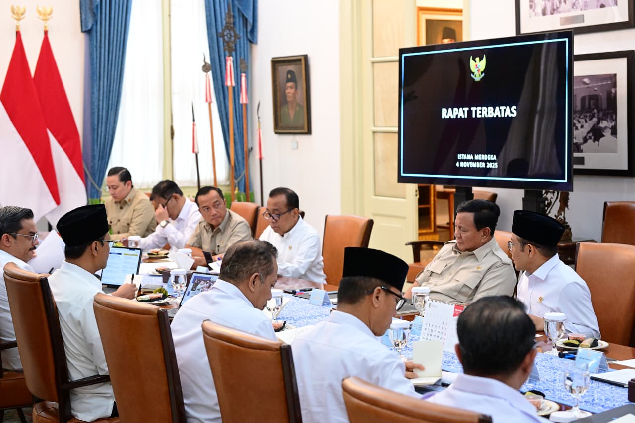 Pimpin Rapat Terbatas di Istana, Presiden Prabowo Bahas Langkah Strategis Penguatan Program Pemberdayaan Masyarakat (SinPo.id/Biro Setpres)