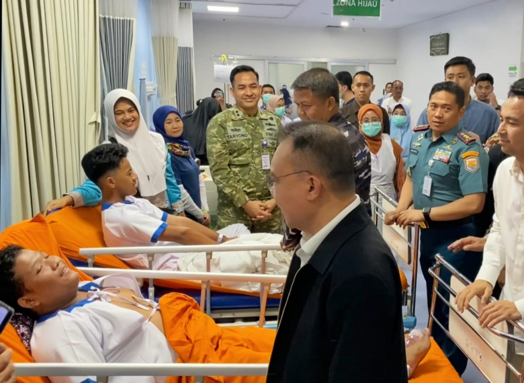 Pimpinan DPR Prof Sufmi Dasco menjenguk para korban ledakan SMAN 72 di Rumah Sakit Islam (Ashar/SinPo.id)