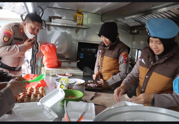 Dapur lapangan Polri untuk pengungsi erupsi Semeru (SinPo.id/ Humas Polri)