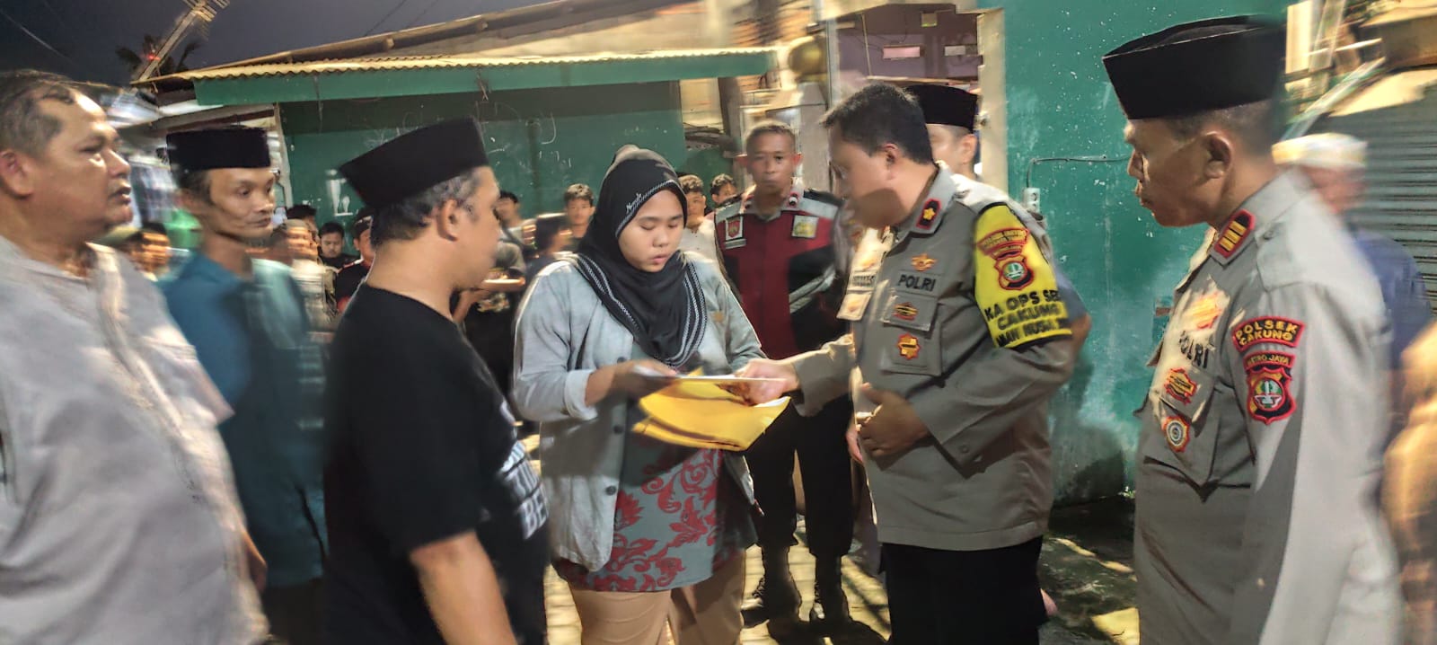 Kapolsek Cakung saat memberikan bantuan kepada keluarga korban (SinPo.id/ Dok.Polsek Cakung)