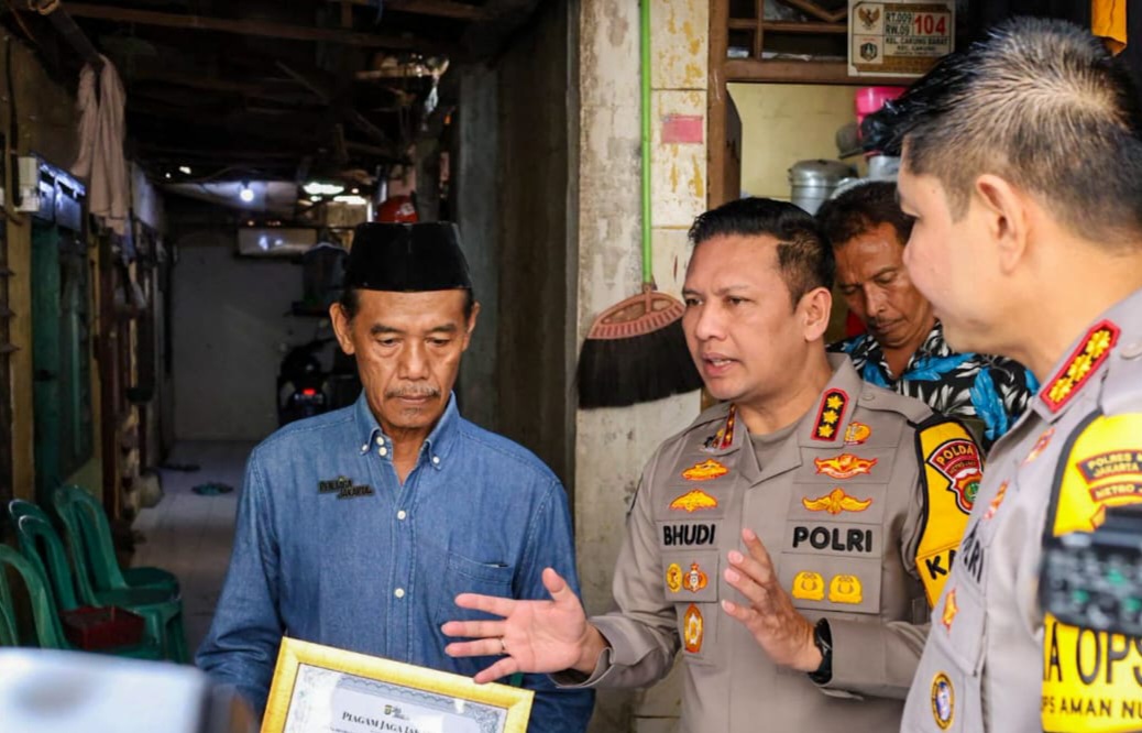Kabid Humas Polda Metro Jaya saat mendatangi keluarga hansip di Cakung (SinPo.id/Dok.PMJ)