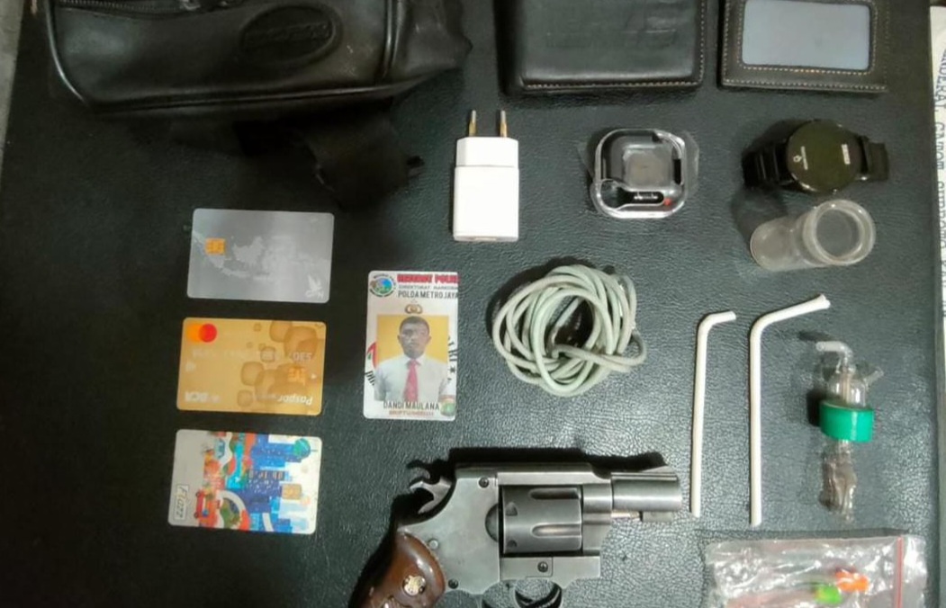 Barang bukti polisi gadungan yang disita (SinPo.id/Dok.PMJ)