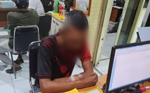 Pria yang menabrakkan dirinya di Jakpus tengah diperiksa polisi (SinPo.id/Dok.Polres Jakpus)