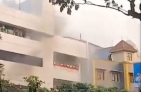 Gedung Astra Credit Companies (ACC) di Kwitang saat terbakar (SinPo.id/Tangkapan layar)