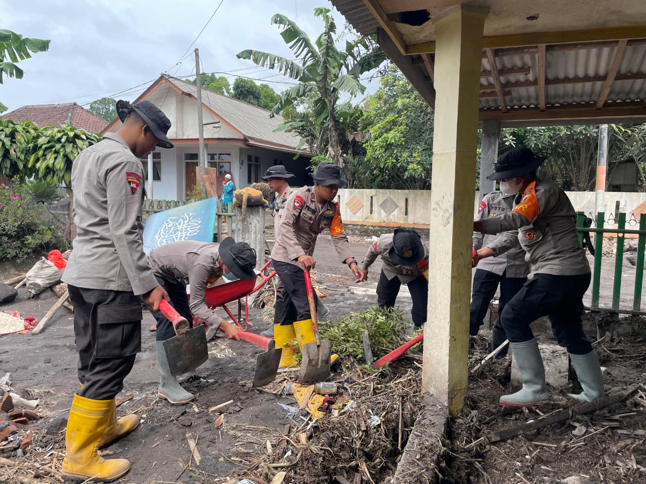Anggota Polri di lokasi terdampak erupsi Semeru (SinPo.id/ Humas Polri)