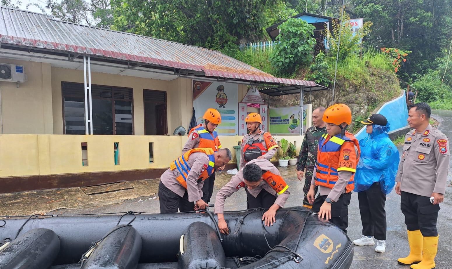 Anggota Polri saat menangani bencana alam di Sumatera Utara (SinPo.id/Dok.Polri)