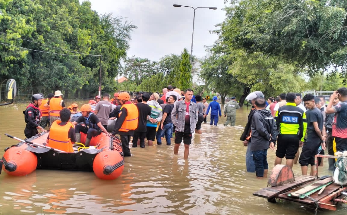 Proses evakuasi korban banjir bandang di Aceh (SinPo.id/Dok.Polri)