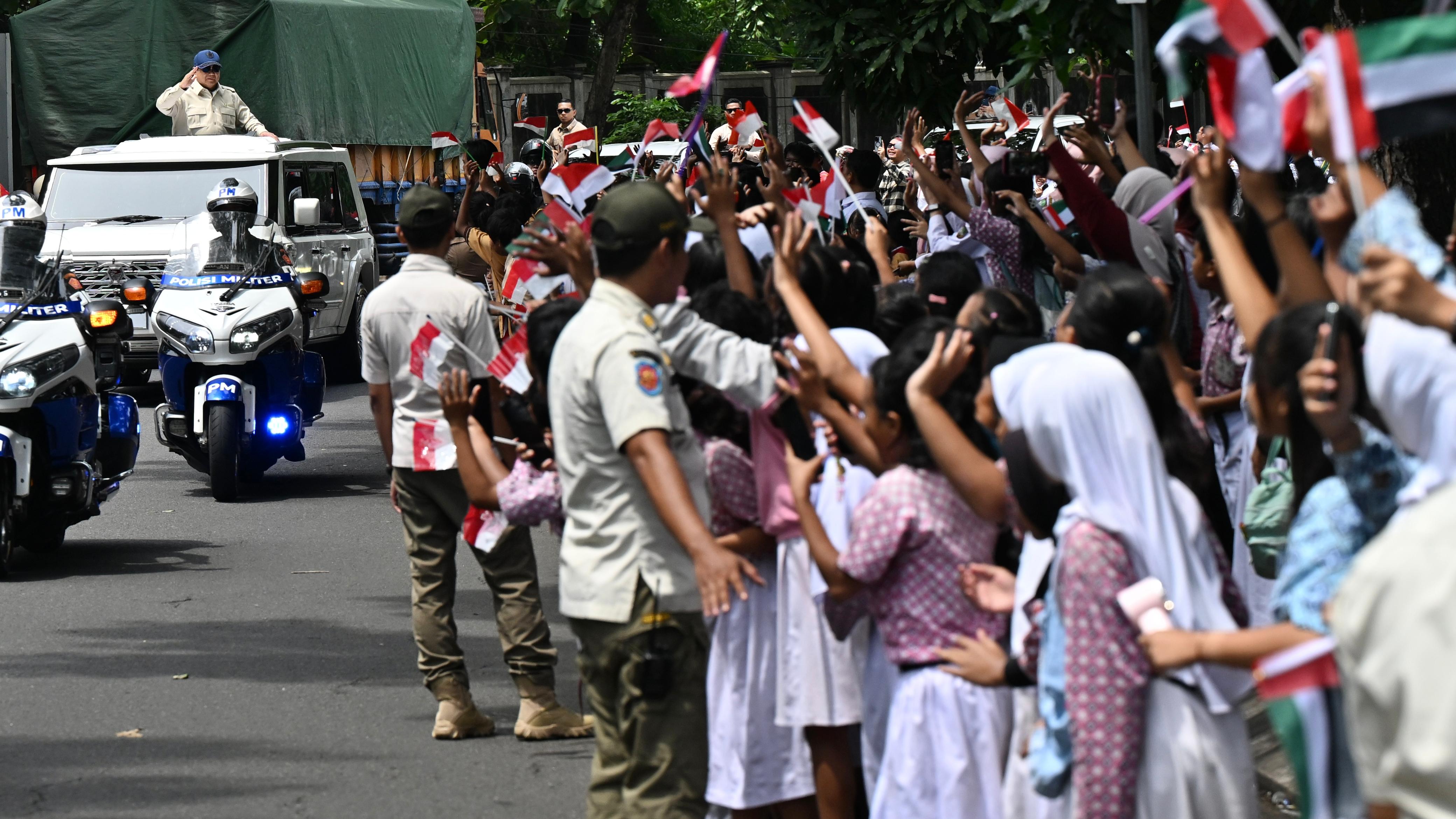 Presiden Prabowo disambut pelajar saat kunjungan kerja di Yogyakarta (SinPo.id/Biro Setpres)