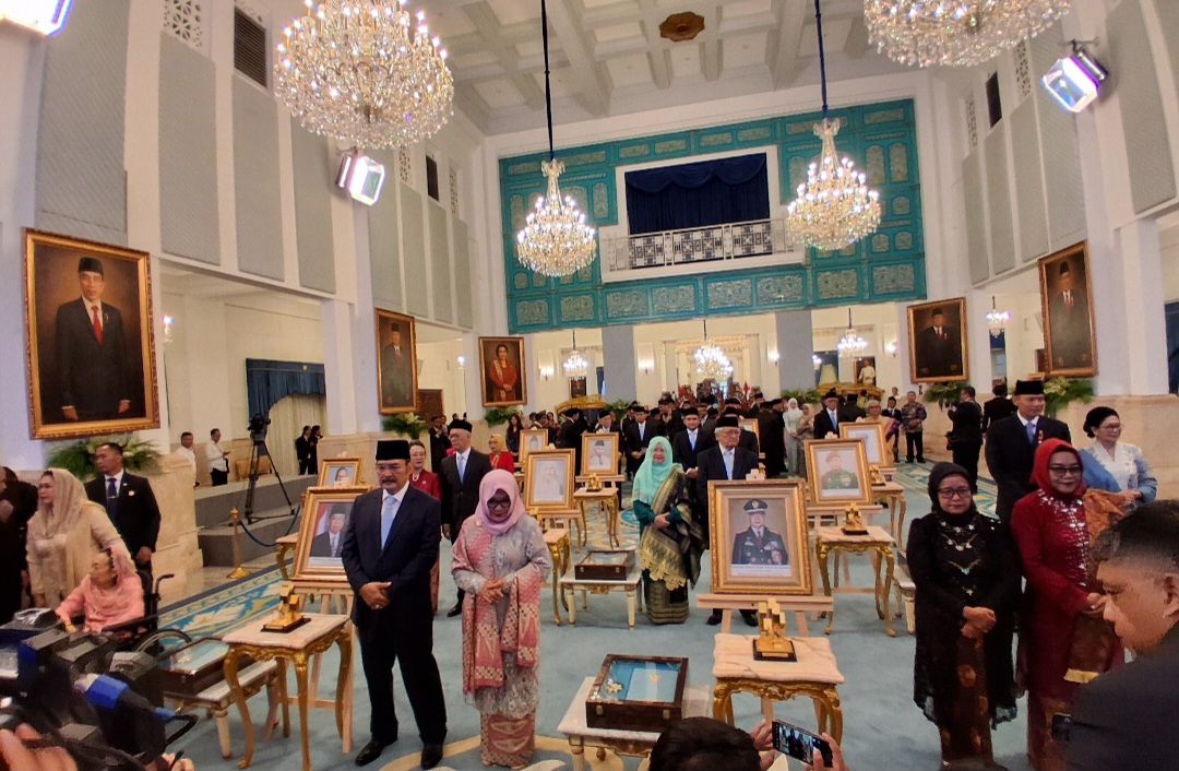 Pemebrian gelar pahlawan ke 10 tokoh Nasional di Istana Negara (SinPo.id/Anam)