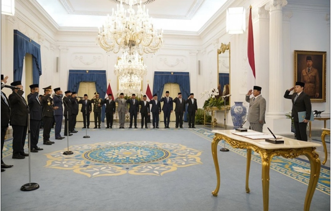 Presiden Prabowo Subianto resmi melantik Komisi Percepatan Reformasi Kepolisian di Istana Negara (Ashar/Foto:BiroSetpres/SinPo.id)