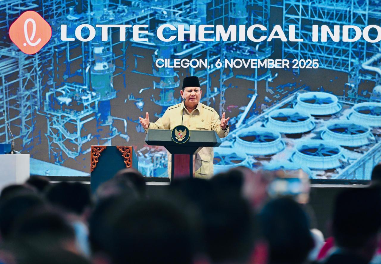 Presiden Prabowo Subianto meresmikan Proyek Hilirisasi Minyak dan Gas PT Lotte Chemical Indonesia di Cilegon (Ashar/Foto:BiroSetpres/SinPo.id)