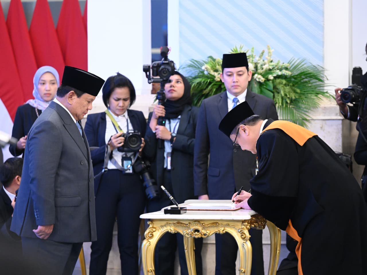 Presiden Prabowo Saksikan Pengucapan Sumpah Dwiarso Budi Santiarto Sebagai Wakil Ketua Mahkamah Agung Bidang Non Yudisial (SinPo.id/Biro Setpres)