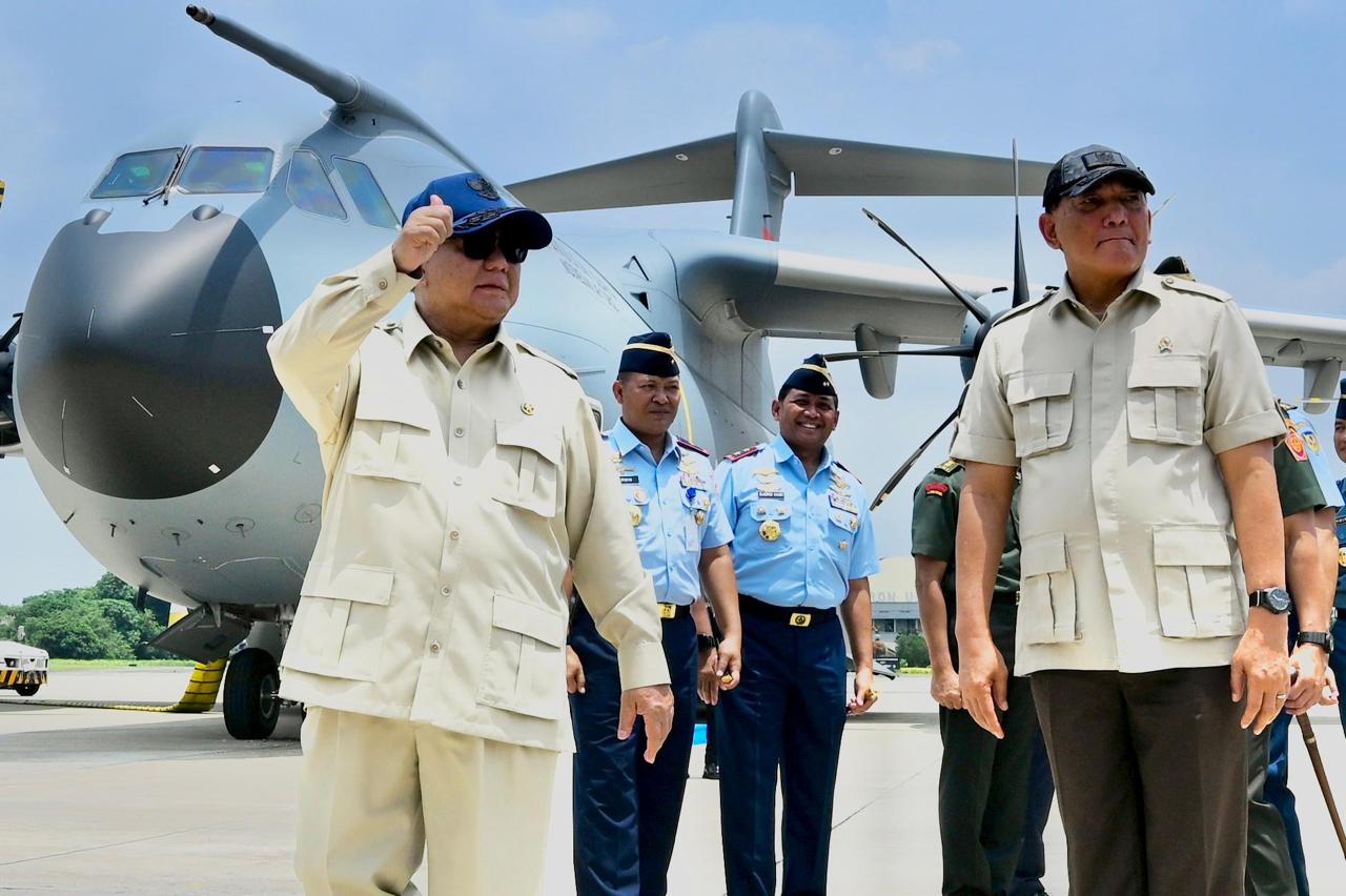 Presiden Prabowo Subianto menyerahkan secara simbolis Pesawat Airbus A400M kepada Panglima TNI Jenderal Agus Subiyanto di Baseops Lanud Halim Perdanakusuma (Ashar/Foto: BiroSetpres/SinPo.id)
