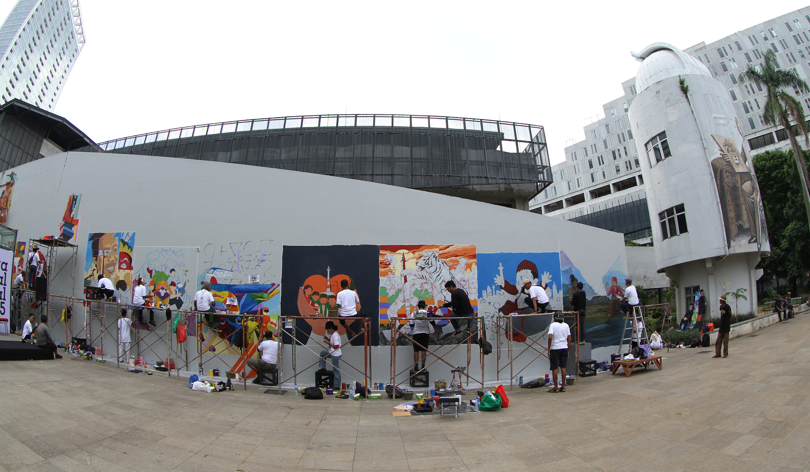 Seniman membuat mural di TIM, Jakarta. (Agus Priatna/SinPo.id)