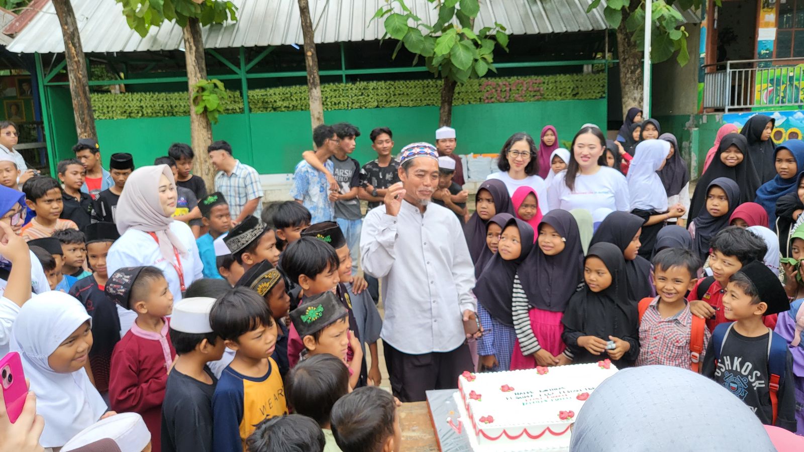 Ranch Market & Farmers Market berbagi kebahagian di Yayasan Sekolah Alam Tunas Mulia, Bantar Gebang, Bekasi, Jawa Barat. Istimewa