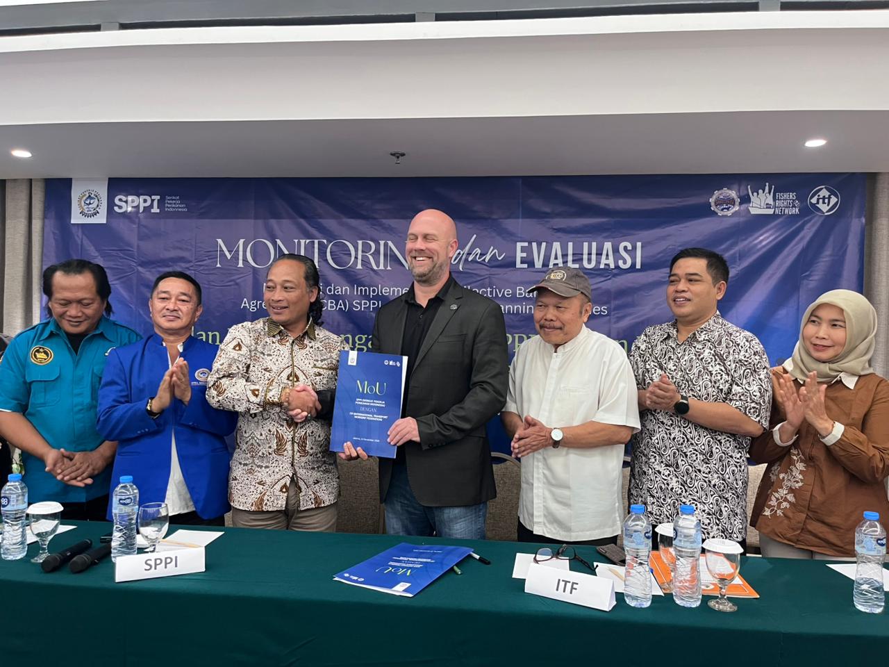 Ketum SPPI, Achdiyanto Ilyas Pangestu dan South East Asia Regional Coordinator ITF Fisheries Section, Jon Hartough melakukan MoU(SinPo.id/ Dok. Pribadi)