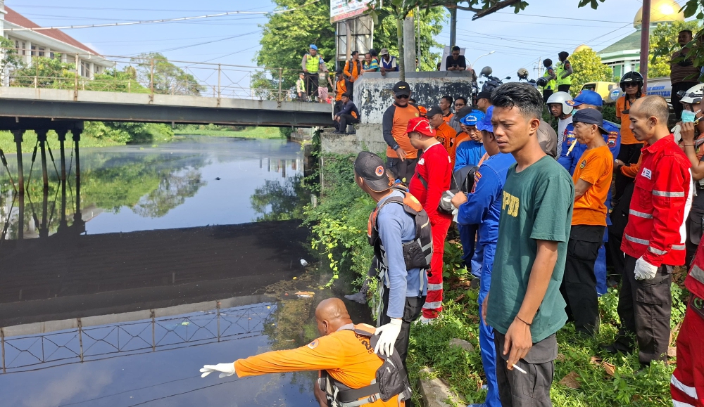 Evakuasi korban bunuh diri di Sungai Loji, Pekalongan (SinPo.id/ Humas Polri)