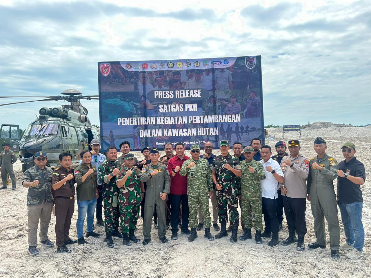 Konferensi pers penertiban tambang ilegal di Bangka Tengah (SinPo.id/ Puspen TNI)