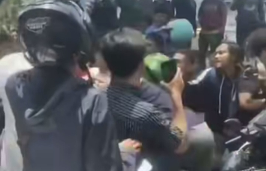 Pelaku pencuri helm saat diamuk massa di Jakut (SinPo.id/Tangkapan layar)