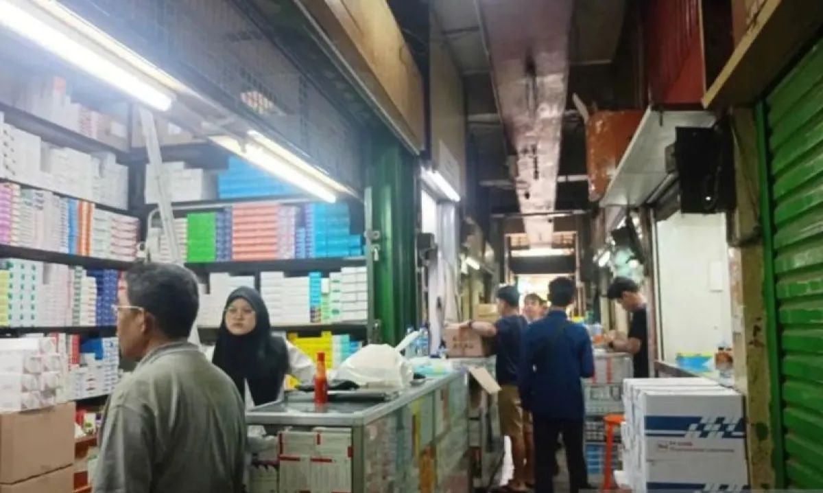 Sejumlah pedagang obat dan alat kesehatan di Pasar Pramuka, Matraman, Jakarta Timur, menutup sementara kios-kios mereja. (SinPo.id/Antara)