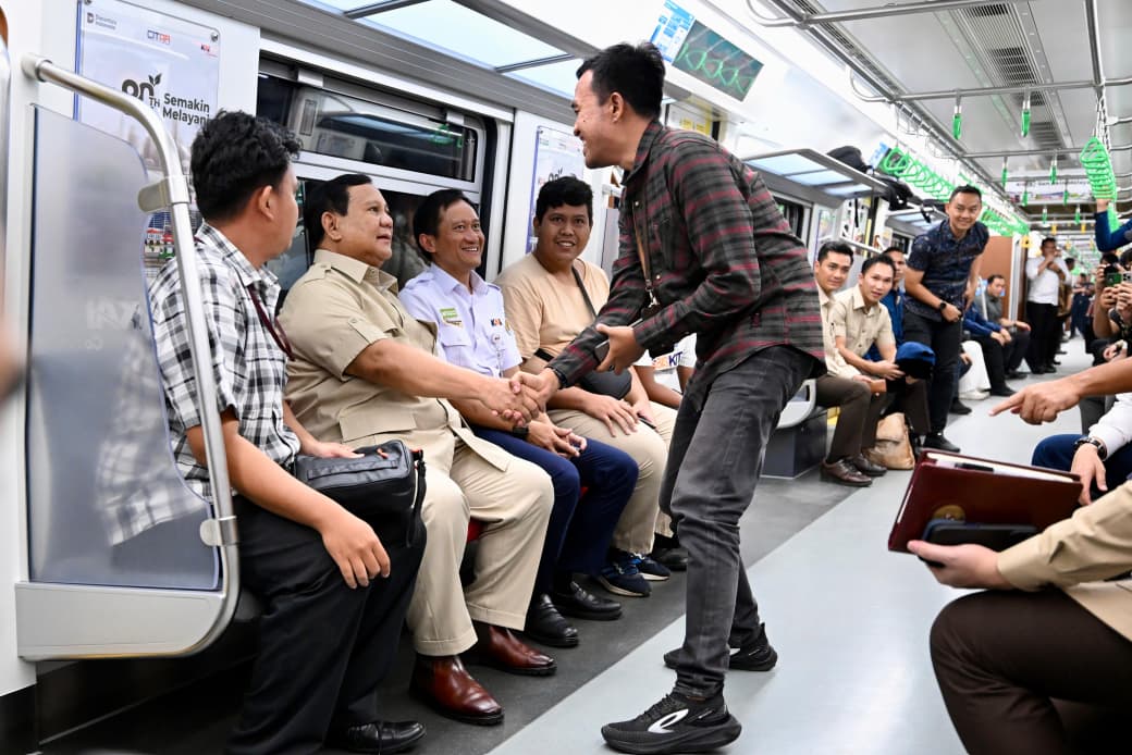Presiden Prabowo menaiki KRL dari Stasiun Manggarai ke Stasiun Tanah Abang (SinPo.id/Setpres)