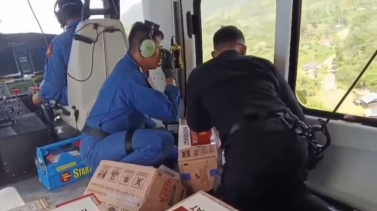 Anggota saat mendistribusikan bantuan menggunakan helikopter (SinPo.id/ Dok.Polri)