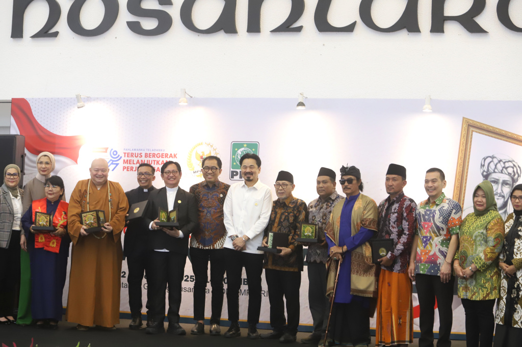 Tasyakuran Frakasi PKB MPR untuk dua Tokoh Pahlawan Nasional Syaikhona Muhammad Kholil Bangkalan dan KH Abdurahman Wahid (Gusdur) (Ashar/SinPo.id)